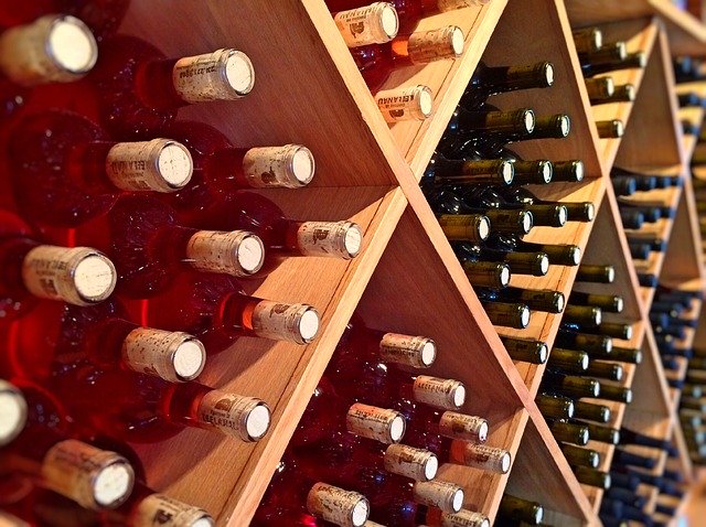 Láhve vína uložené ve vinotéce