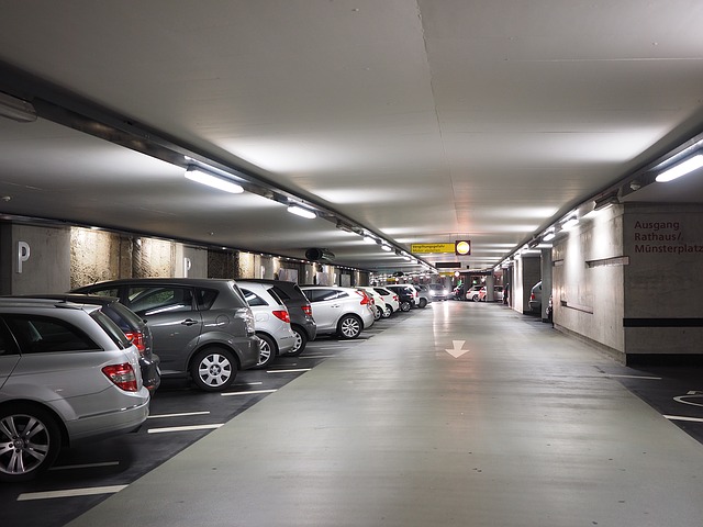 garáž v podzemí několik automobilů naskládaných zaparkovaných vedle sebe