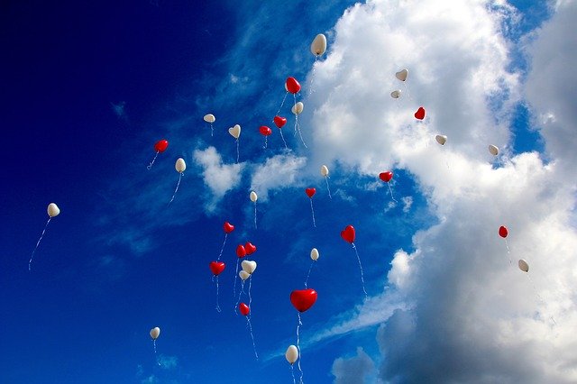 blue clear sky with colorful balloons